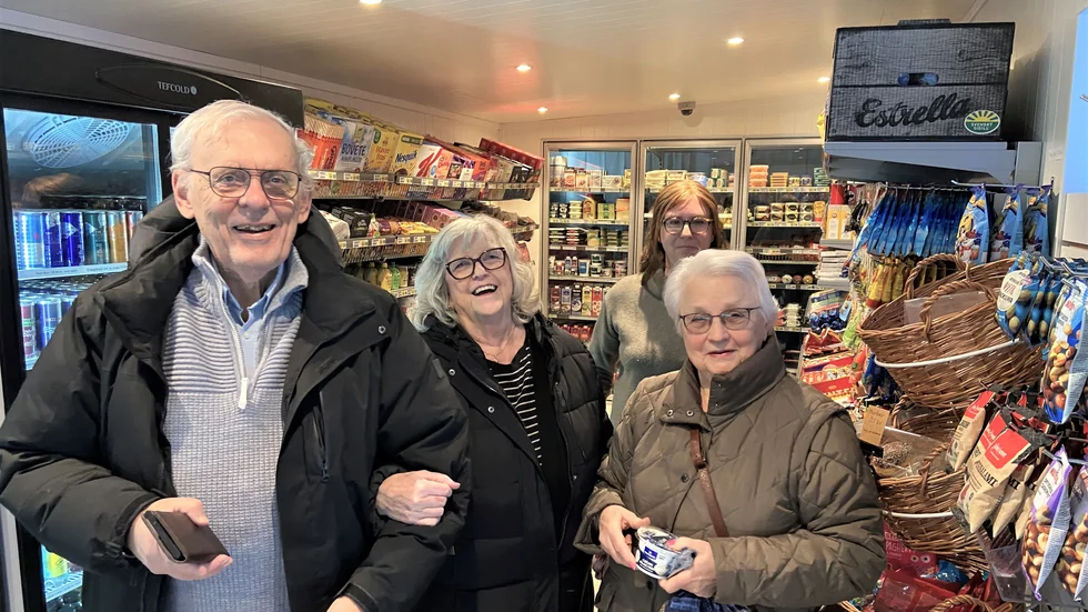 Alf Nyström, Karin Nyström och Gun Vikström fick hjälp av Sara Fors (i bakgrunden) vid premiären av klöverträsks nya butik och kiosk.