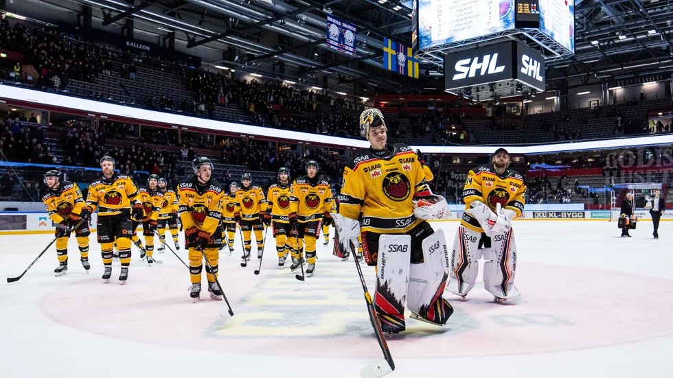 Matteus Ward och resten av Luleå Hockey-laget tackar det stora bortaföljet efter segern i Linköping i lördags.