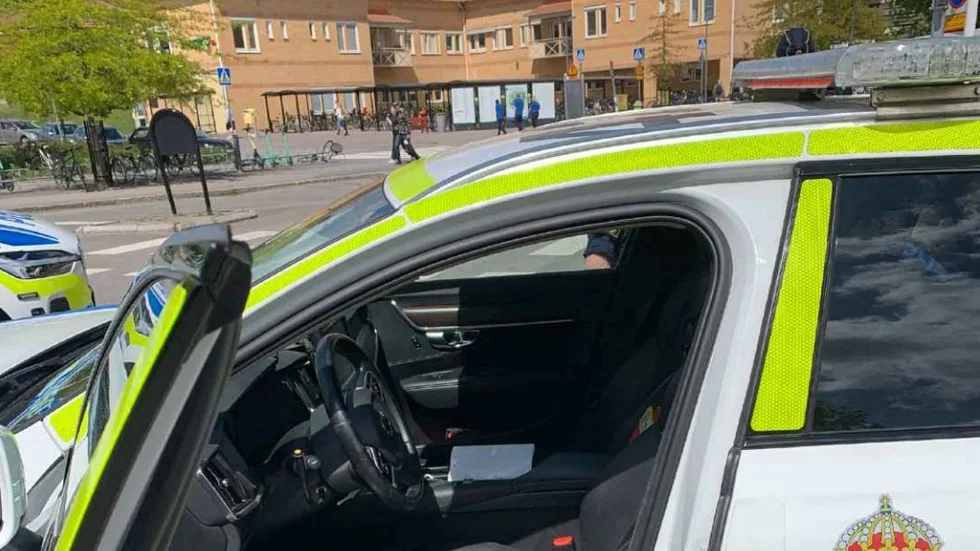 Den 36-årige mannen blev, enligt åklagaren, våldsam mot två poliser under färd i polisbil. (bilden är hämtad ur förundersökningen.) 