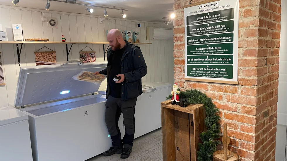Almviks mathantverk har en obemannad butik på Storgatan och en restaurang i Almvik. Den har dock bara en uteservering, vilket gör den väderkänslig. Att förra sommaren slutade med två regniga veckor blev kännbart för företaget.