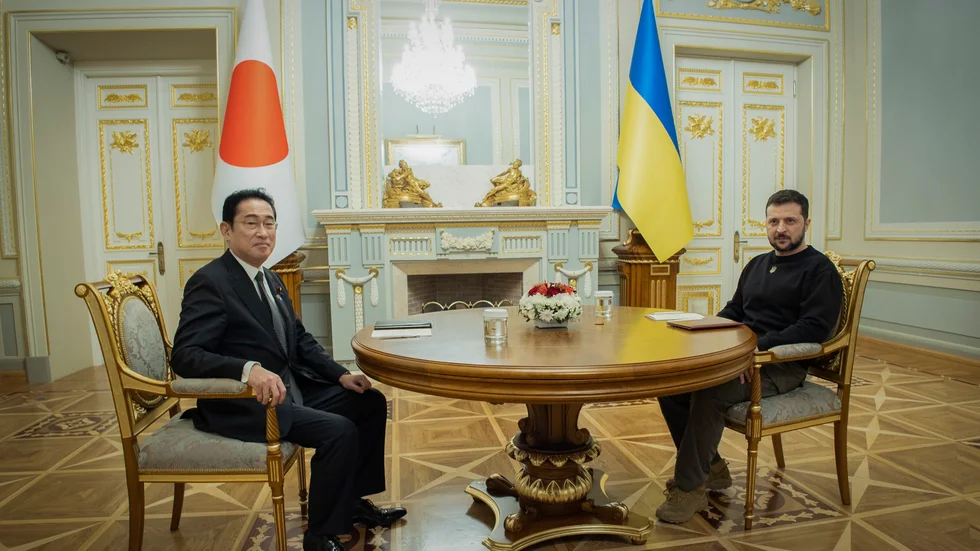 Japans premiärminister Fumio Kishida och Ukrainas president Volodymyr Zelenskyj under deras möte i Kiev.