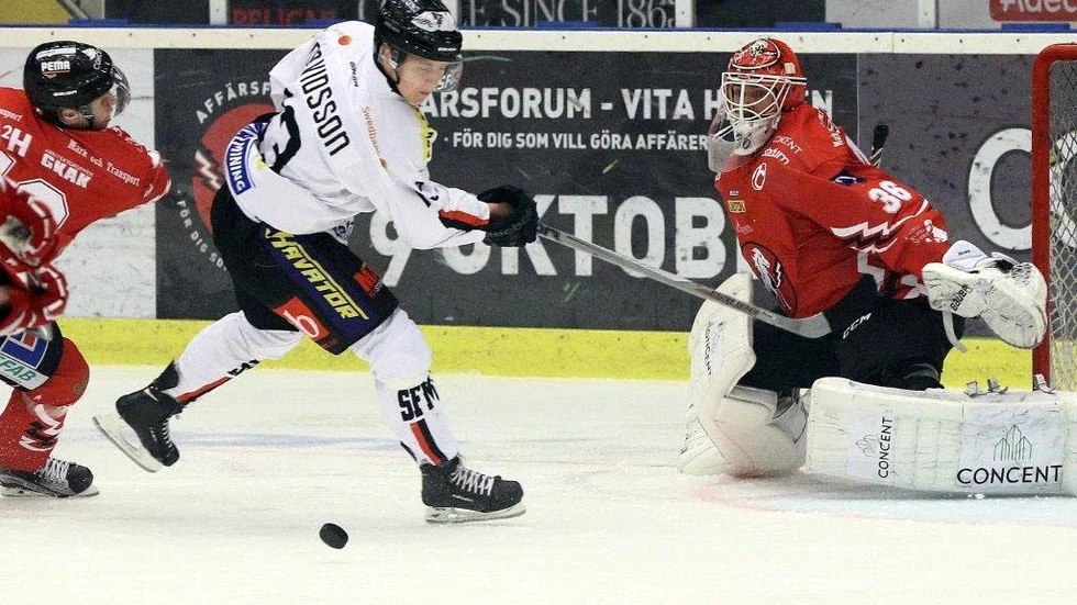 Miss. Jonathan Davidssons hål i luften i den första perioden var talande för Asplövens match i Norrköping.