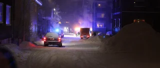 Stor räddningsinsats efter brand i flerfamiljshus