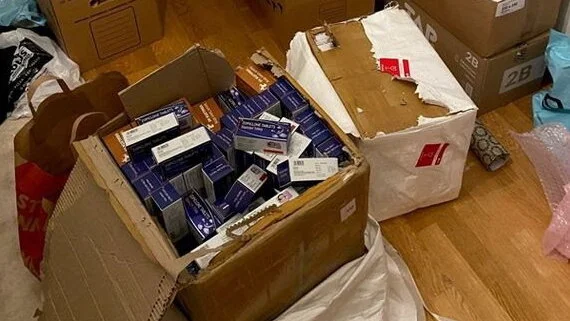 I bostaden i Göteborg hittades bland annat narkotikaklassade tabletter, förpackningsmaterial och en vakuummaskin.