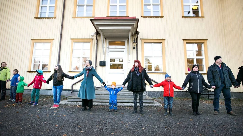 STORA PROTESTER. I veckan som gick hölls protester i Svartöstadsskolan mot planerna på att lägga ned deras F-6 skola med 81 elever. Små skolor har svårt att överleva i Framtidens skola.