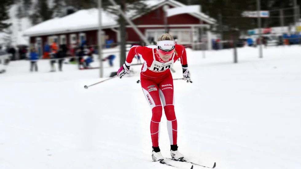 LOVANDE. Skidtalangen Emma Ribom, nyss fyllda 18 år, från Kalix hade inga problem att åka hem segern i klass D19-20 vid Kalixspelen i Överkalix. Eller att matcha seniorernas topptider. Bästa norrbottning där blev Clara Auland, Sävast Ski Team IF, på en silverplats.