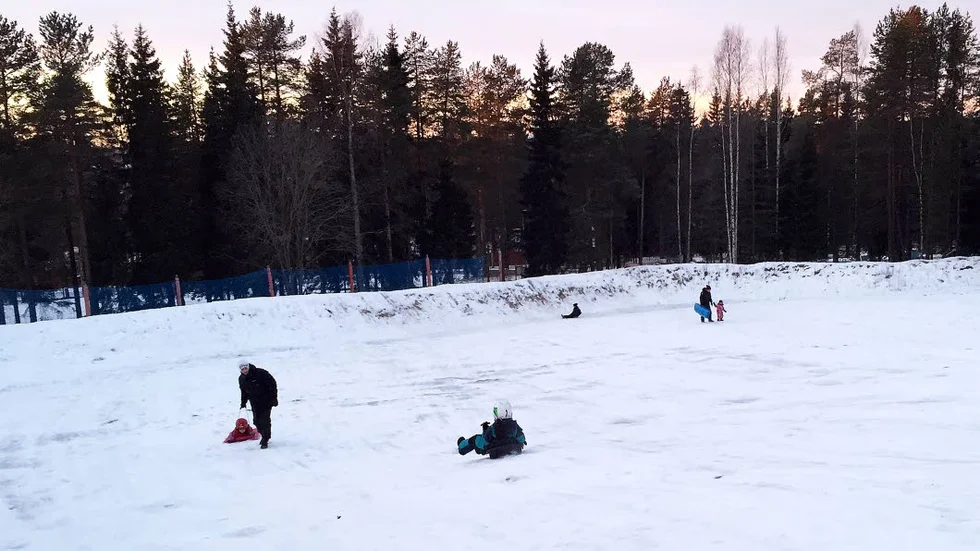 Ny backe. Ormbergets populära pulkabacke har blivit ”snällare”. De senaste årens avåkningar har fått kommunen att släta ut den.