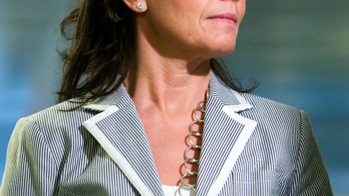 VÄNTAR. Åklagare Anette Ölmbro.