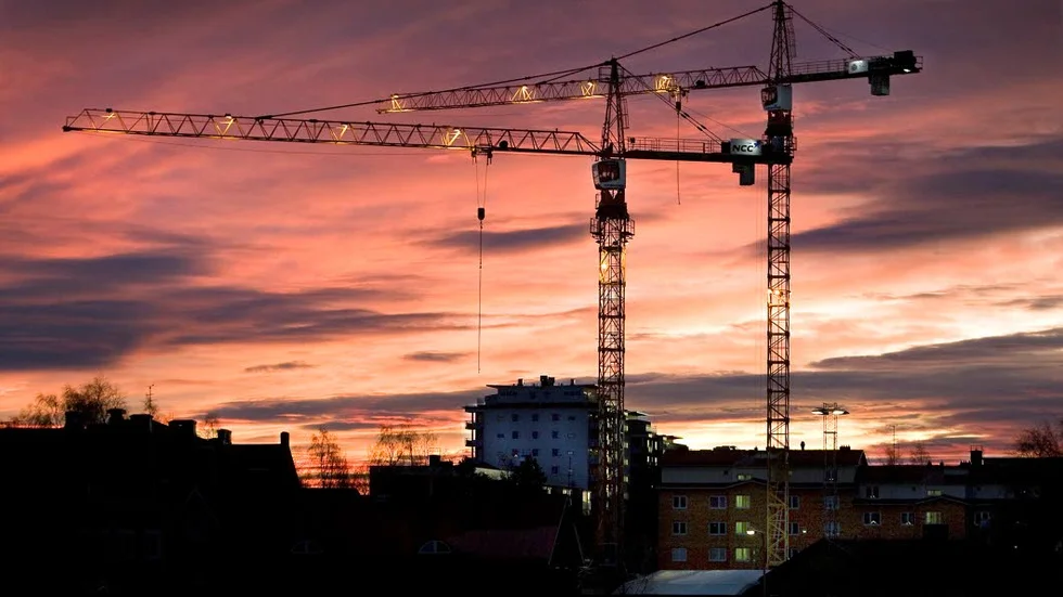 BYGGKRANAR. Symbolen för tillväxt. Att kommunledningen prioriterar tillväxt går ut över skolorna, menar insändarskribenten.?Foto: Kurt Engström