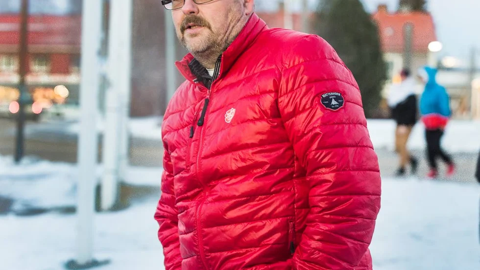 Spänner bågen. Kommunalrådet Harry Rantakyrö.