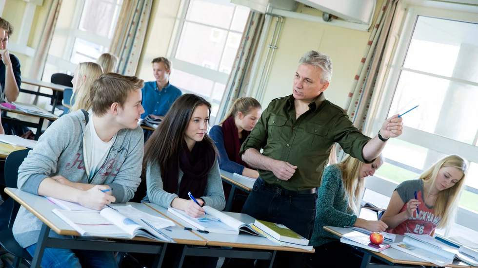 Så här brukar det se ut i ett klassrum. Med eleverna i skolbänkarna. Men för att öka kvalitéten på teknikundervisningen behöver även lärarna sätta sig i skolbänken.