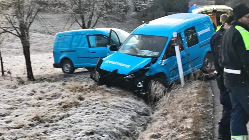 Bilarna tros ha krockat när en av de svängt ut i vägen. Personbilen hamnade i diket.