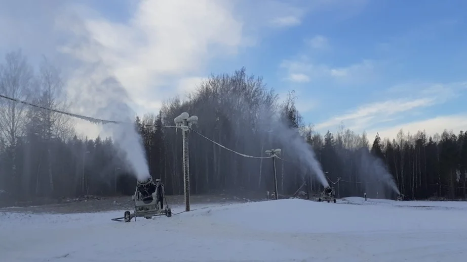 Snötillverkningen är på gång för fullt vid Gimo Ski Center. Håller minusgraderna is sig ska det kunna finnas åkbara spår om en vecka.
