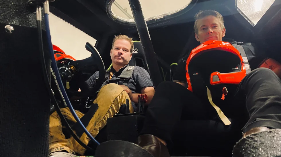 Ola och Peter med båten "Sweden alupowerboat 99" är Sveriges enda representanter i Class 1-tävlingen sommaren 2023 i England. 