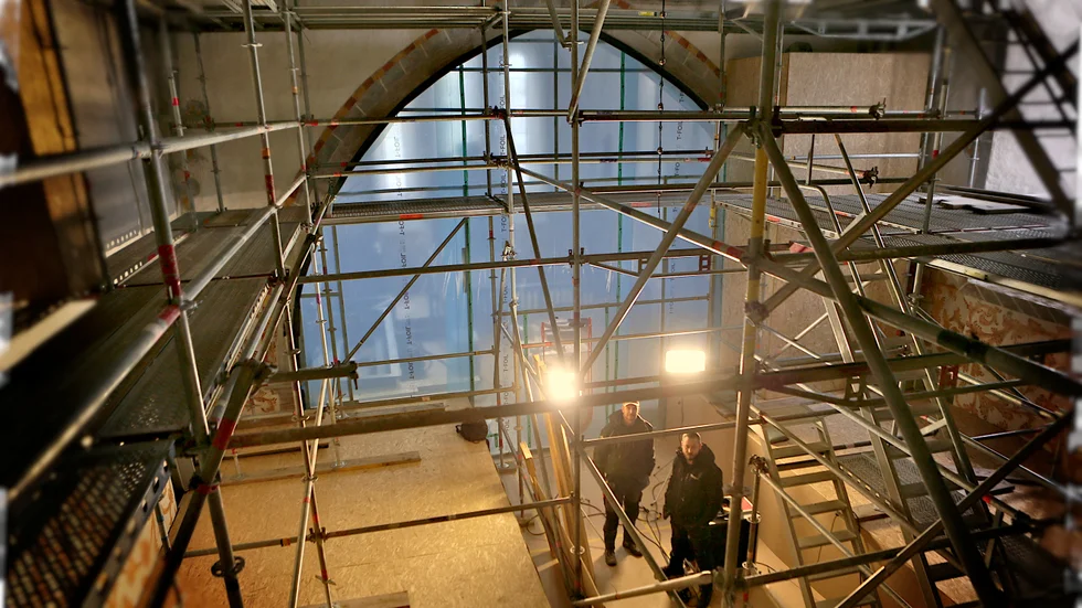 Efter tre månader är saneringen på hög höjd klar och byggnadsställningarna kan rivas. Men ännu återstår mycket arbete innan kyrkan i Bro kan öppnas efter vandaliseringen i augusti.