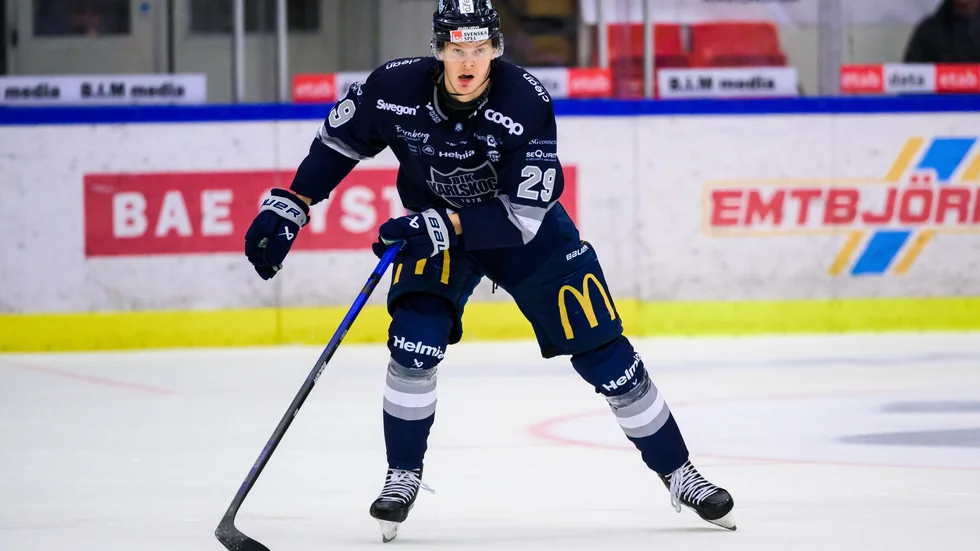 Albin Eriksson har gjort succé i BIK Karlskoga. Nu står det klar att han förlänger sitt kontrakt med klubben.