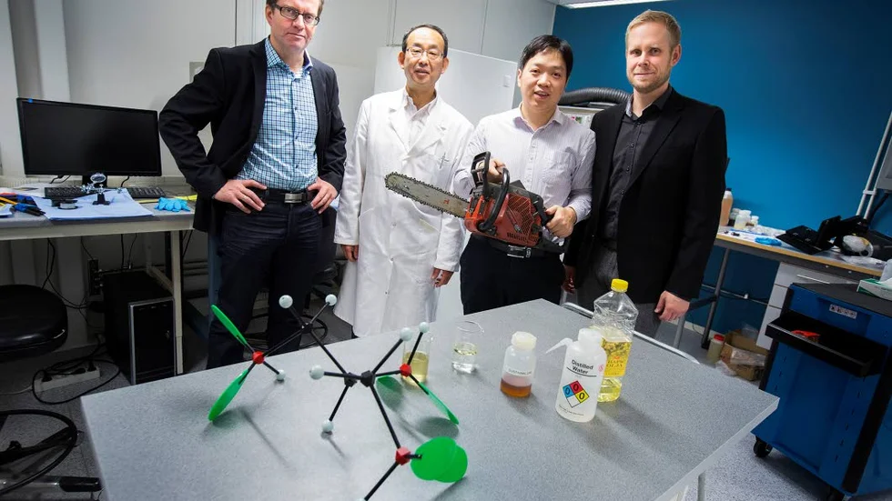 STOLTHET. Roland Larsson, Ichiro Minami, Yijun Shi och Emil Svanberg är mäkta stolta över uppfinningen som kan användas i bland annat motorsågar. På bordet ligger molekylen för glycerol.