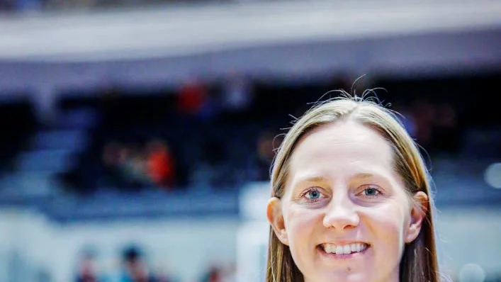 Historisk. Maria Näsström fick sitt matchlinne hissat i Luleå energi arenas tak i?går.