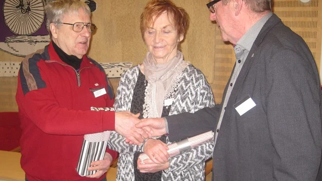 avtackning. I samband med SPF Seniorerna Norrbottens distriktsstämma, avtackades avgående styrelseledamöterna Holger Pekkala, Övertorneå och Erna Waldemark, Luleå, av förbundets ordförande Bengt Ingesson, Piteå.