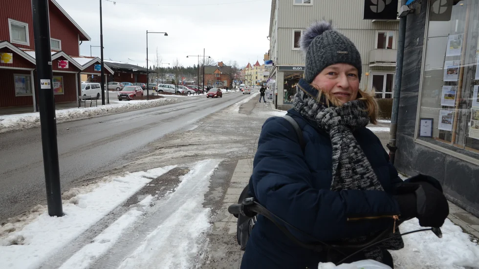 Carina Damgaard tycker att snöröjningen generellt funkar okej i Gnesta, men att både cykel- och gångbanor just nu   fläckvis "inte är speciellt bra" plogade.