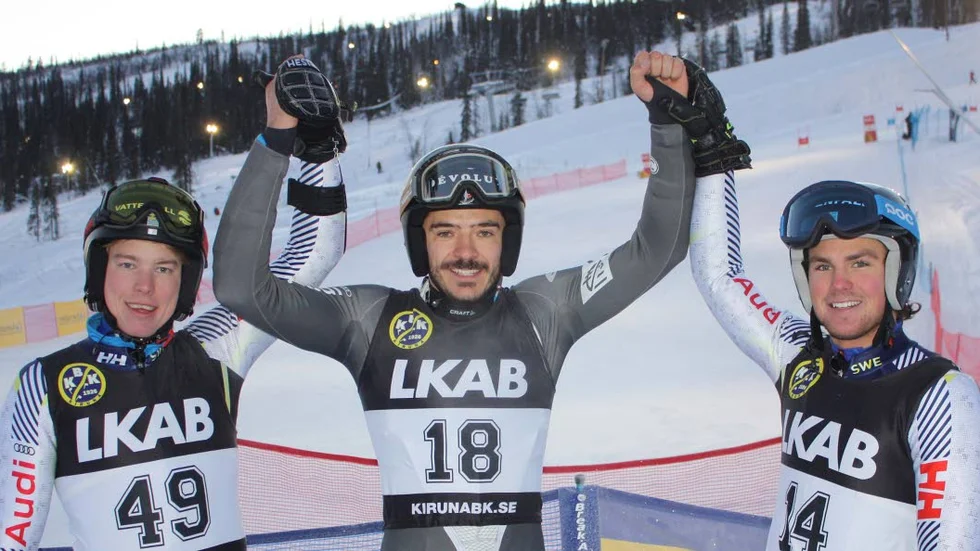 På toppen. Kristoffer Jakobsen (t v) gjorde sitt hittills bästa resultat i Europacupen när han kom på 14:e-plats i storslalom på Dundret. Mattias Rönngren blev 25:a och här gratulerar svenskarna segraren Cyprien Sarrazin, Frankrike.