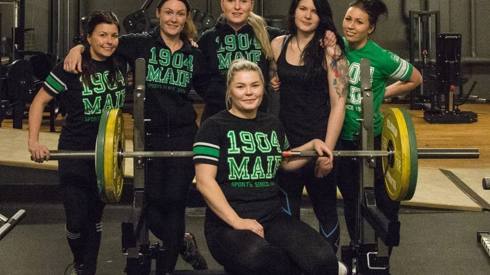 Mot toppen. Stina Åkemalm, Linda Yngvesson, Johanna Israelsson, Pernille Holmqvist Edvardsen, Ronja Helin och Alexandra Svanhem från Malmberget vann allsvenskan i styrkelyft. Saknas på bilden gör Amanda Wikman, Hanna Enback Junkka, ­Sofie Filipsson och Emma Kultima.