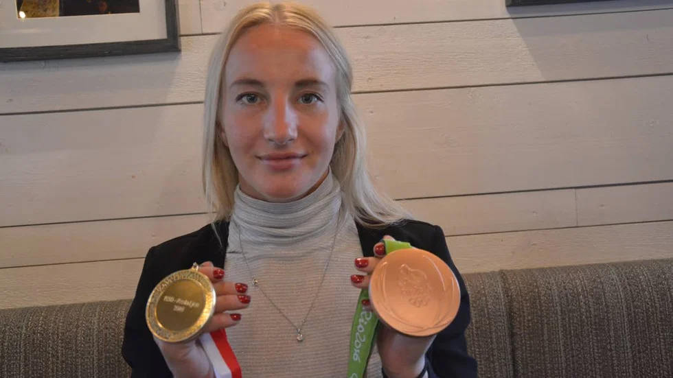 Medaljregn. Nu har Sofia Mattsson, precis som Charlotte Kalla och Tomas Johansson, vunnit NSD-medaljen tre gånger. Men 27-årigen tror inte att hon 	                kommer att komma ikapp skidgiganten Sven-Åke Lundbäck när gäller NSD-medaljer. ”Sex vinster känns tufft att komma upp i,” säger hon och skrattar.?Foto: Mattias Friberg