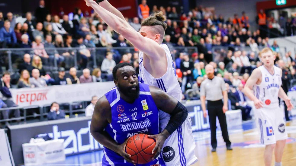 Stor stark. Åtta poäng på tio spelminuter blev Brice Massambas facit.