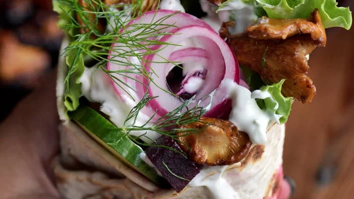 Streetfood på svenska. Kantarellklämma med rödbetor, gurka och getostkräm.
