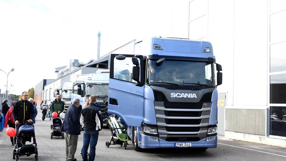 Ny modell. Lastbilen lanserades i augusti och är den nya S-hytten som är extra hög och med plant golv invändigt. Mycket arbete har lagts ned för att få en bra hyttinteriör och förhoppningen är att den blir en ny storsäljare. Det var många som ville provsitta under öppet hus.