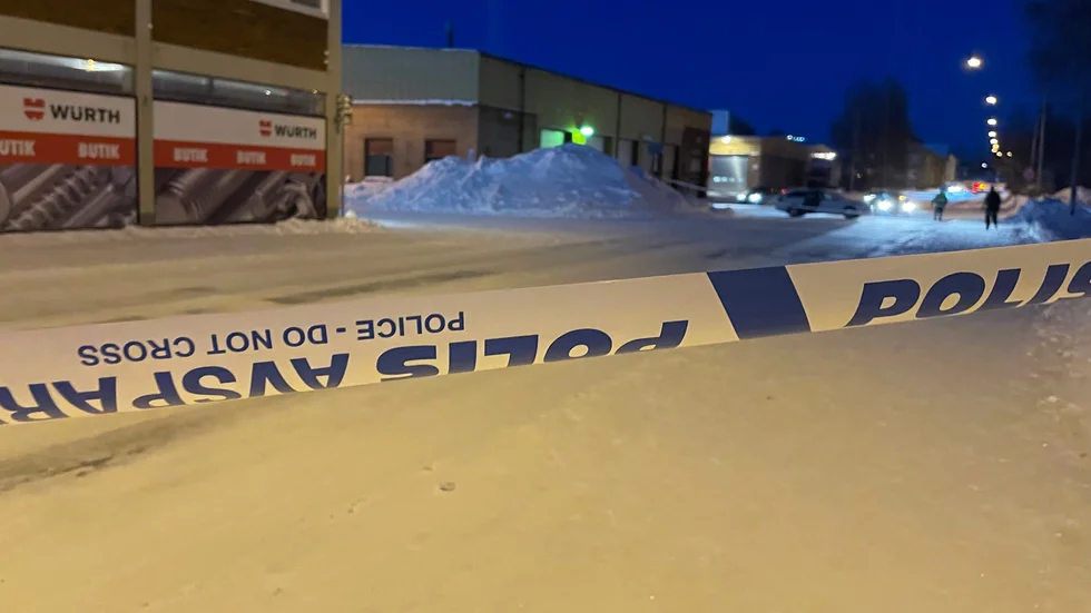 På måndagsmorgonen var gatorna utanför butiken avspärrade.