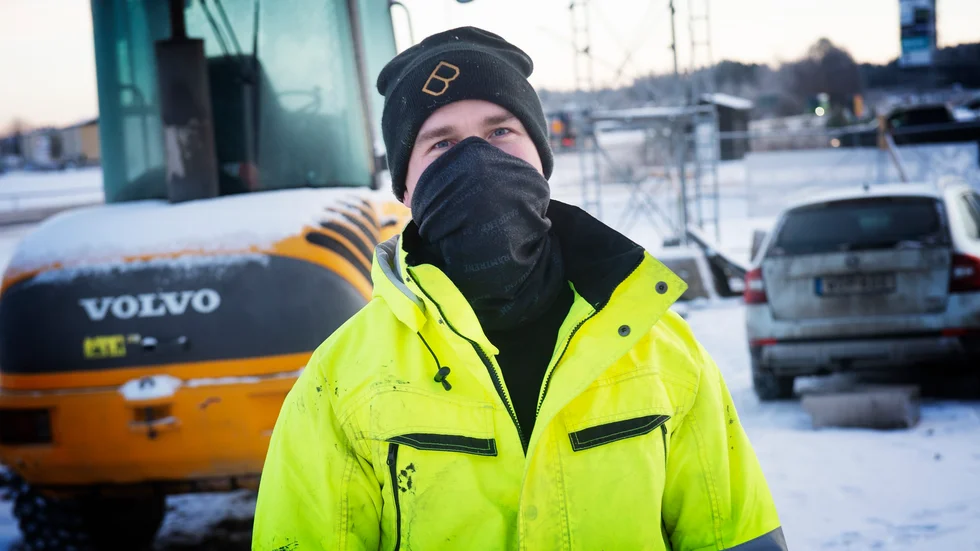 Marcus Ojell håller värmen genom att ta på sig lager på lager med underställ, tjocktröja, vinterjacka, vinterskor med fodring och tubhalsduk. "Idag är det varma kläder som gäller", säger han.