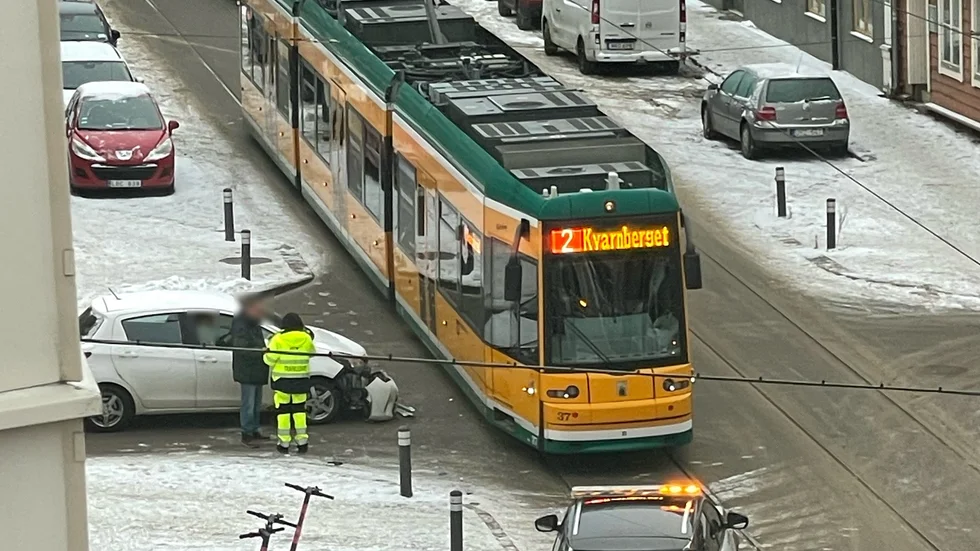 En bil krockade med en spårvagn i korsningen Trädgårdsgatan/Skepparegatan.