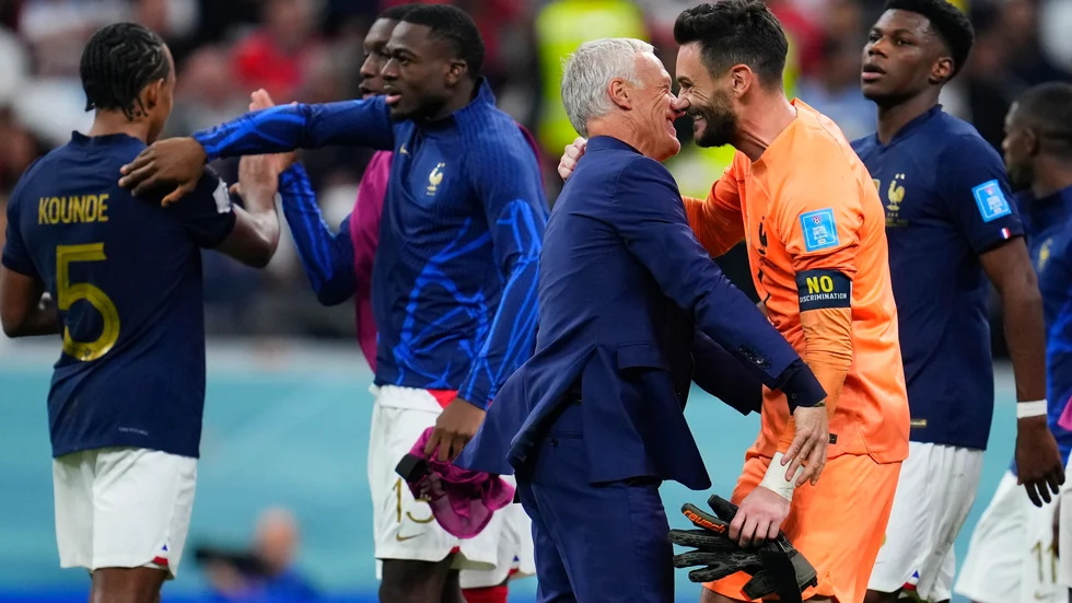 Franske förbundskaptenen Didier Deschamps kramar om målvakten Hugo Lloris efter kvartsfinalsegern mot England.