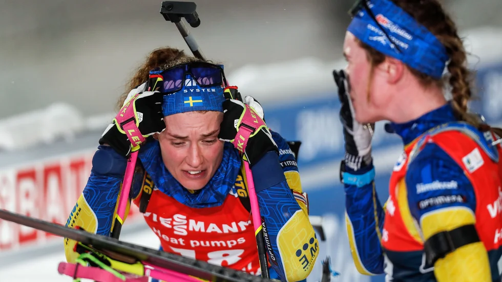 Hanna och Elvira Öberg avslutade de två sista sträckorna när Sverige blev tvåa i stafetten i Hochfilzen.
