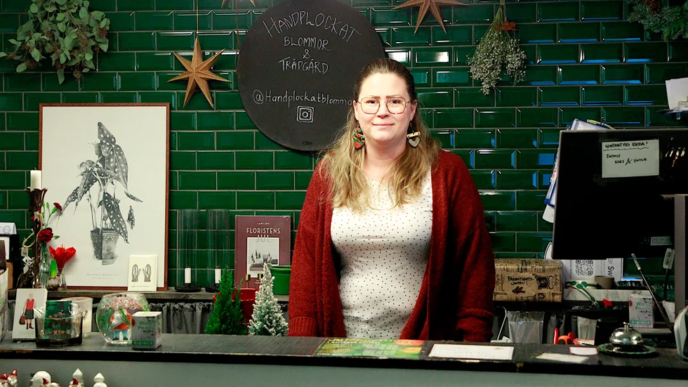 Det bästa med att jobba med blommor är kreativiteten och att få göra något som gör någon glad. Även om det ibland kan vara till sorgliga tillfällen så känns det bra att bidra med något fint, tycker Sara Öberg.