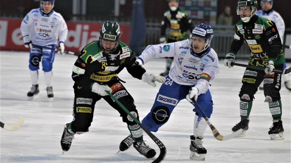 IFK Motalas lagkapten Fredrik Lönn i kamp med en Frillesåsspelare i mötet i lördags. I halvtid i elitserien är jämnheten det som tränaren Simon Hansson är mest nöjd med. En match i taget gäller framåt.