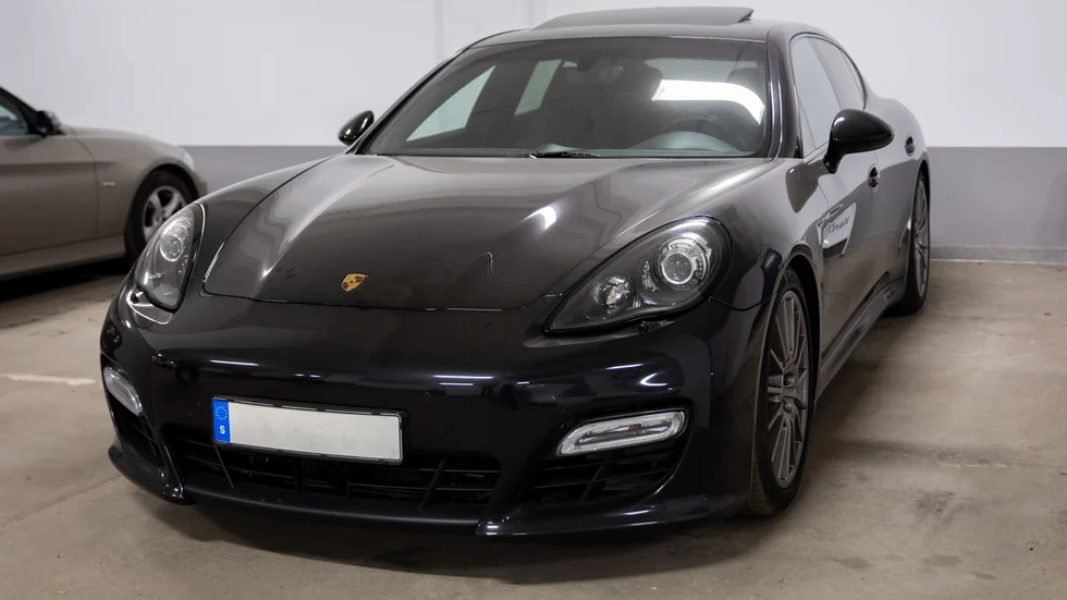 En Porsche Panamera är en av de lyxbilar som flyttat in i Kronofogdens garage sedan regeländringen infördes. Då myndigheten utgår från att den som har besittning över fordonet också är ägare hjälper det sällan om bilen är skriven på en så kallad bilmålvakt.