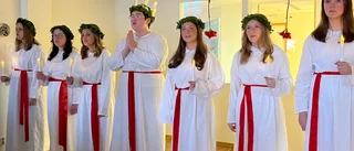 Solveig fick dubbel dos lucia – vi följde med följet till Rosavilla • VIDEO: Hör deras sång