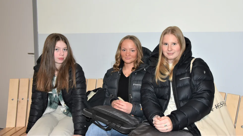 Ylva Esberg, 14, Leah Monlund, 14 och Elin Landström 14. "Man har inte saknat den så mycket under dagen, men det känns bra att få tillbaka den. För den gör så man kan få information lätt", säger Leah Monlund. 