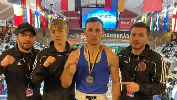 Victor Dimutru, i blått, kan titulera sig King of The Ring efter att ha segrat i samtliga matcher i boxningsturneringen.