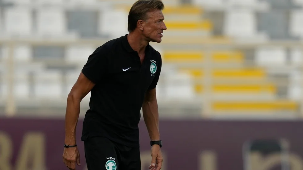 Saudiarabiens förbundskapten Hervé Renard (bilden) tog först ut Fahad Al-Muwallad i VM-truppen, men nu plockas 28-åringen bort.