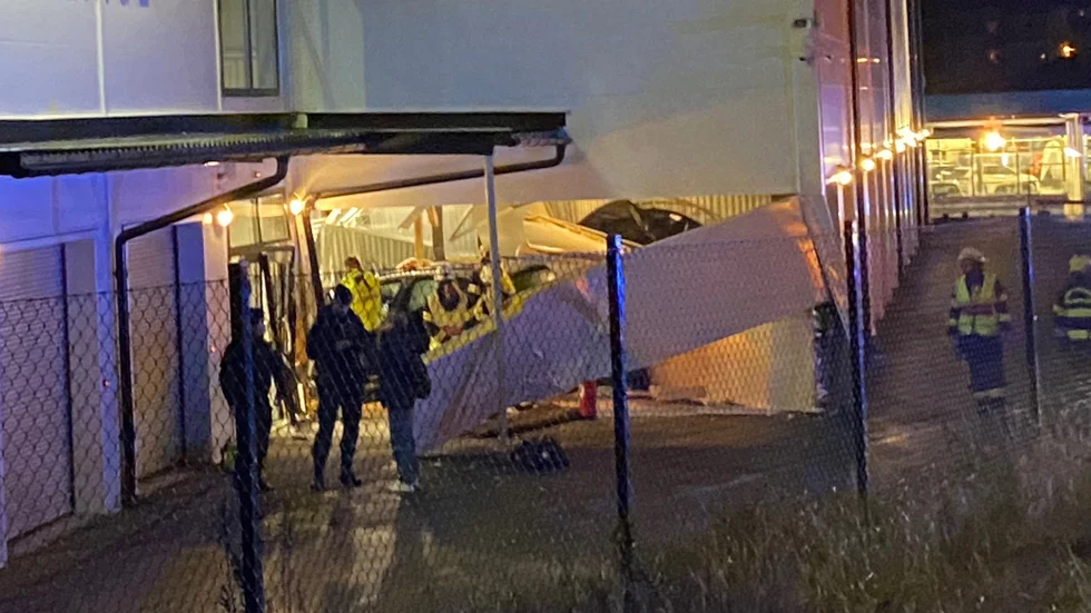 Personbilen körde rakt igenom en vägg till en förrådsbyggnad.