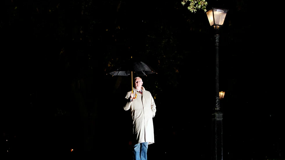 Thomas Böös 2010. Som en gammaldags intellektuell dyker han upp i Eskilstunas kvällsmörker. Den 11 november avled Böös hastigt. 1989 lyckades han övertyga Eskilstunas kulturpolitiska makthavare att satsa på ett deckarbibliotek som finns kvar än i dag.