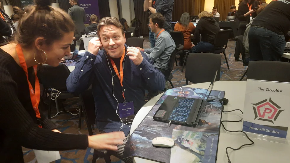 Spelutvecklaren Eléna Arce berättar om sitt spel för Mattias Wiking som just ska testa på att spela det.