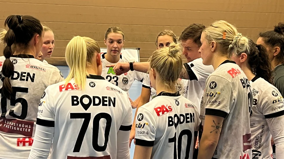Boden Handbolls tränare Filip Olausson blir kvar ett år till i klubben, och ledde under lördagen laget till vinst borta mot AIK.