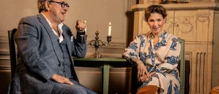 Helen Sjöholm som hatisk tant i kändistätt gäng