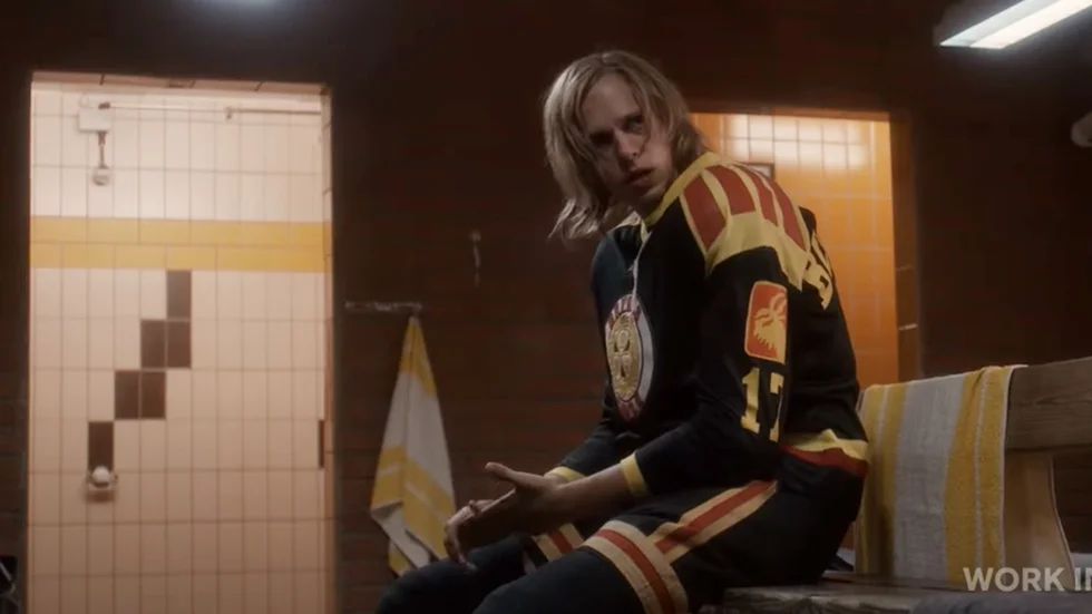 Valter Skarsgård spelar en ung Börje Salming i tv-serien om hans liv. Nu finns de första rörliga bilderna från projektet tillgängliga.