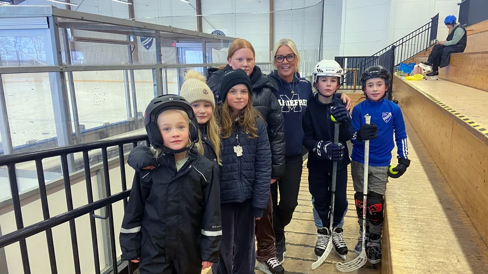 IFK Mariefreds klubbchef Anette Ljungquist tillsammans med ungdomar som besökte Hammarens IP på sportlovet för att åka skridskor. Från vänster: Tyra Nejström, Tilly Nejström, Mila Andersson, Simone Lundberg, Anton Norman och Sixten Reeder. Om ett år ska de kunna göra det i en komplett ishall.