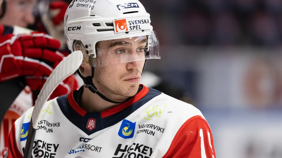Isak Salqvist fick matchstraff efter att ha crosscheckat en motståndare i ansiktet och riskerar nu avstängning.